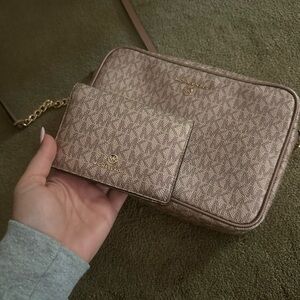 Jet Set Large Logo Crossbody Bag Brown 
Jet Set Large Signature Wallet Brown